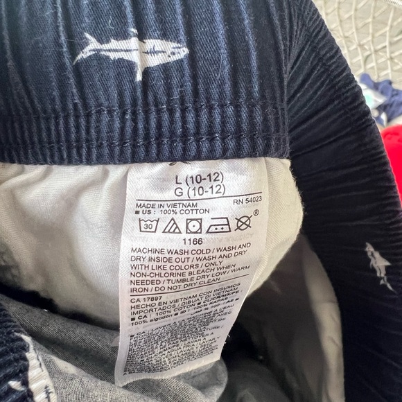 🎀 Old Navy shorts with sharks size L - Picture 3 of 4